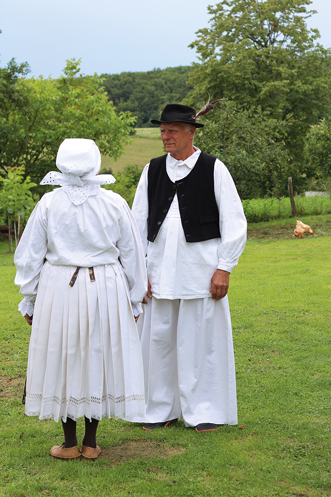 bračni par u starinskoj nošnji