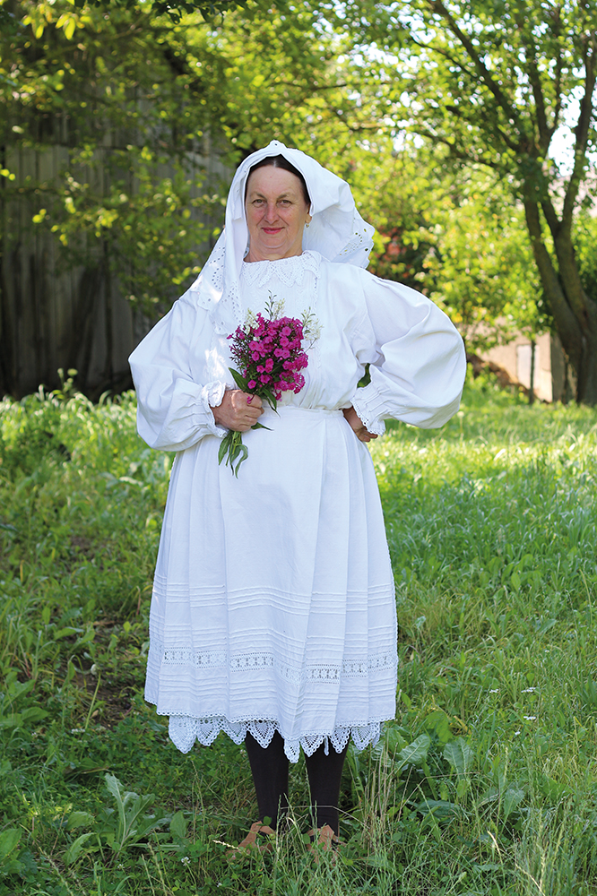 starinsko ruho s vuglom pečice podignutim na glavu